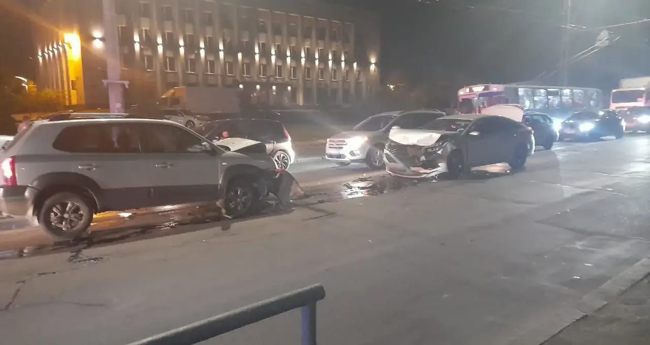 У Вінниці нетверезий водій наїхав на бордюр, виїхав на зустрічну і зіткнувся з іншим авто
