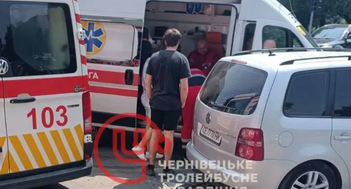 На перехресті Головної та Південно-Кільцевої сталася ДТП. На місці пригоди дві карети швидкої