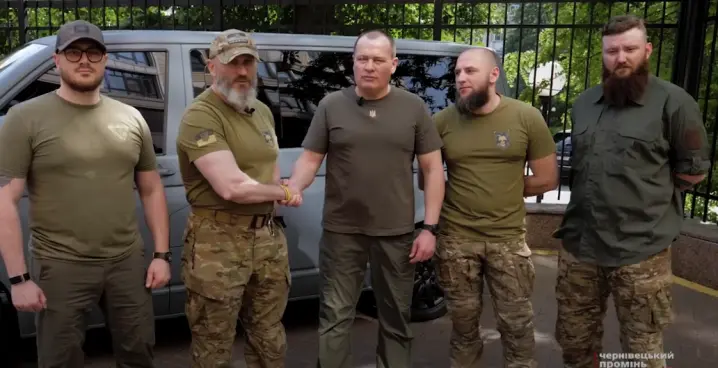 Волонтери штабу «Українська команда» передали військовим автомобіль