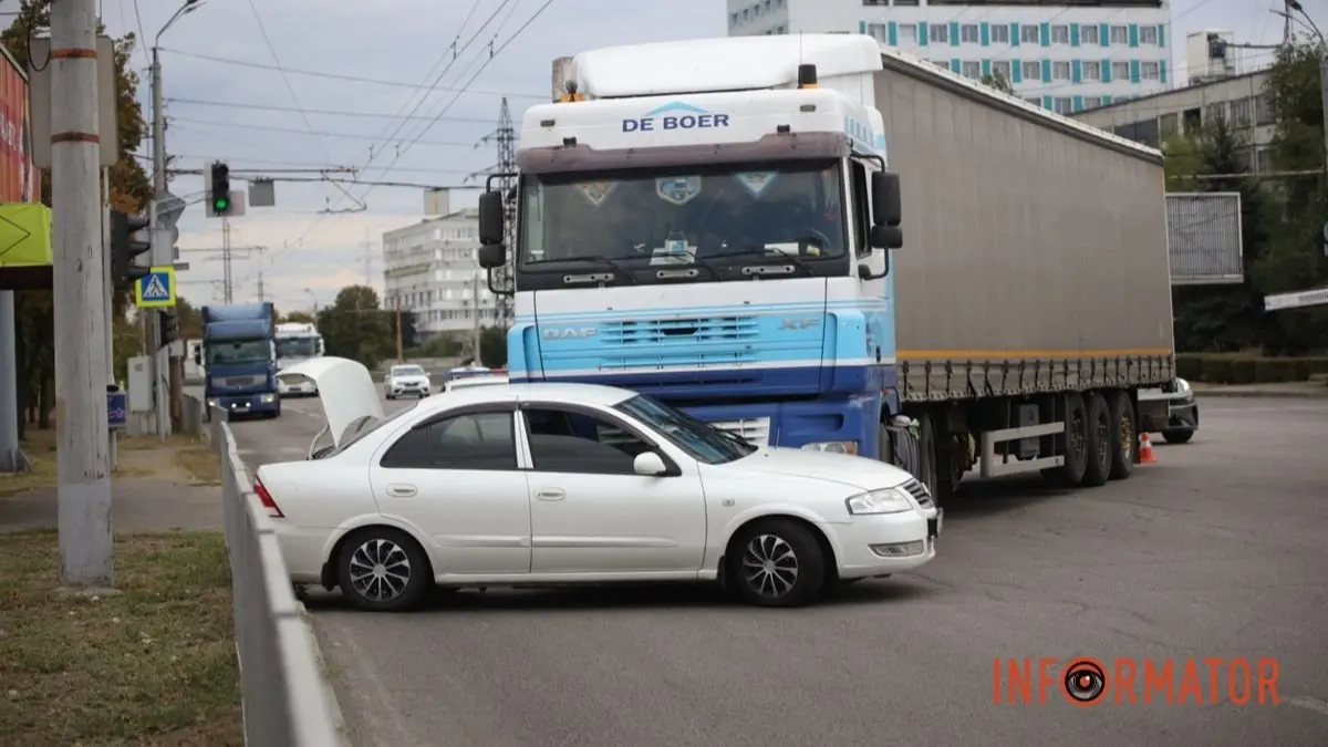 У Дніпрі на Набережній Заводській зіткнулись Nissan та вантажівка DAF