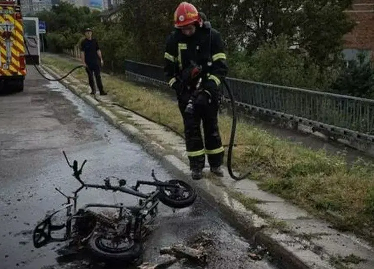 У Києві п’яний чоловік підпалив сусідський скутер, щоб відкрили двері під’їзду