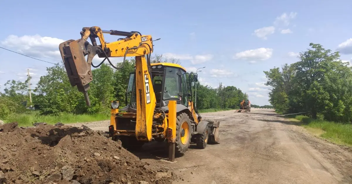У Харкові дорожники залатали вирву від ракети на магістралі