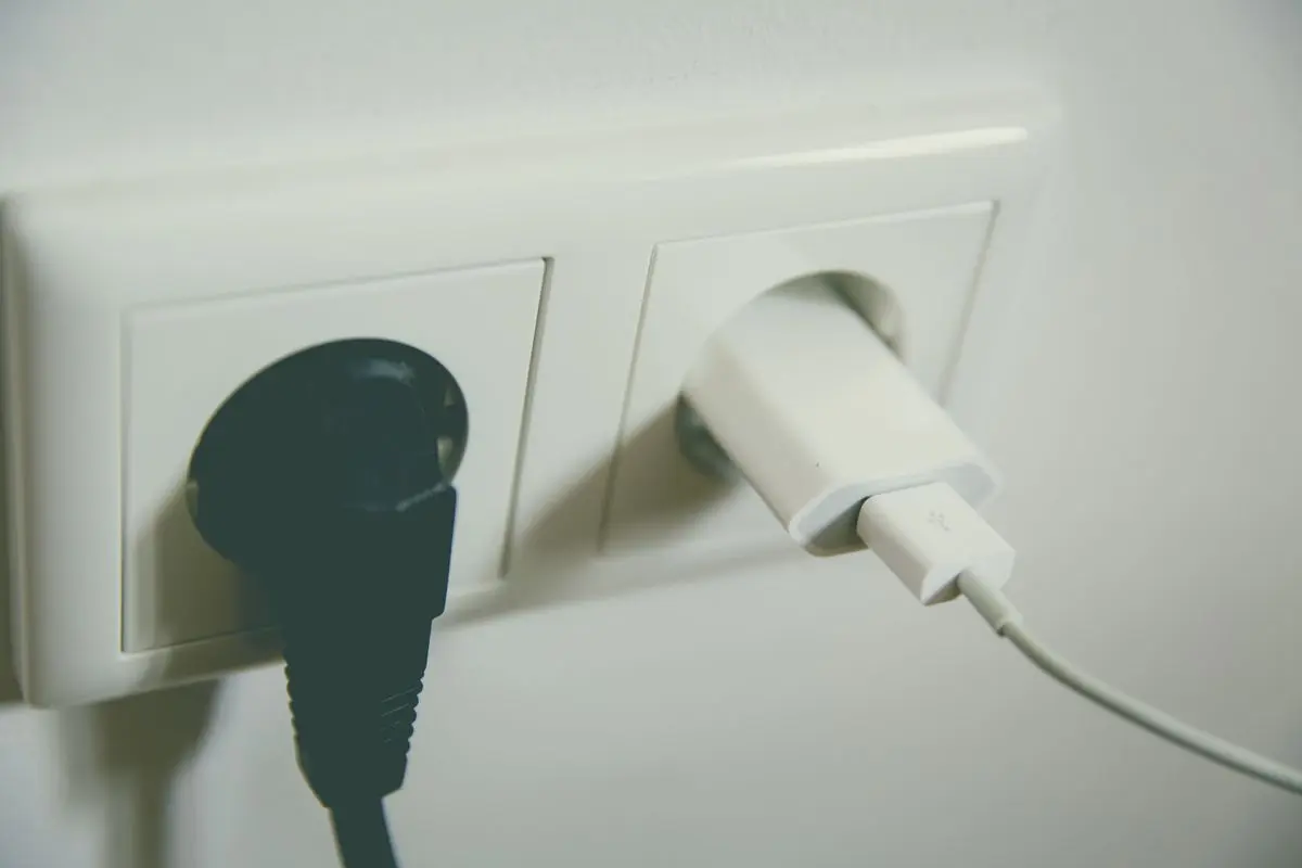 Фахівці розповіли, коли гарячий зарядний пристрій для смартфона стає небезпечним
