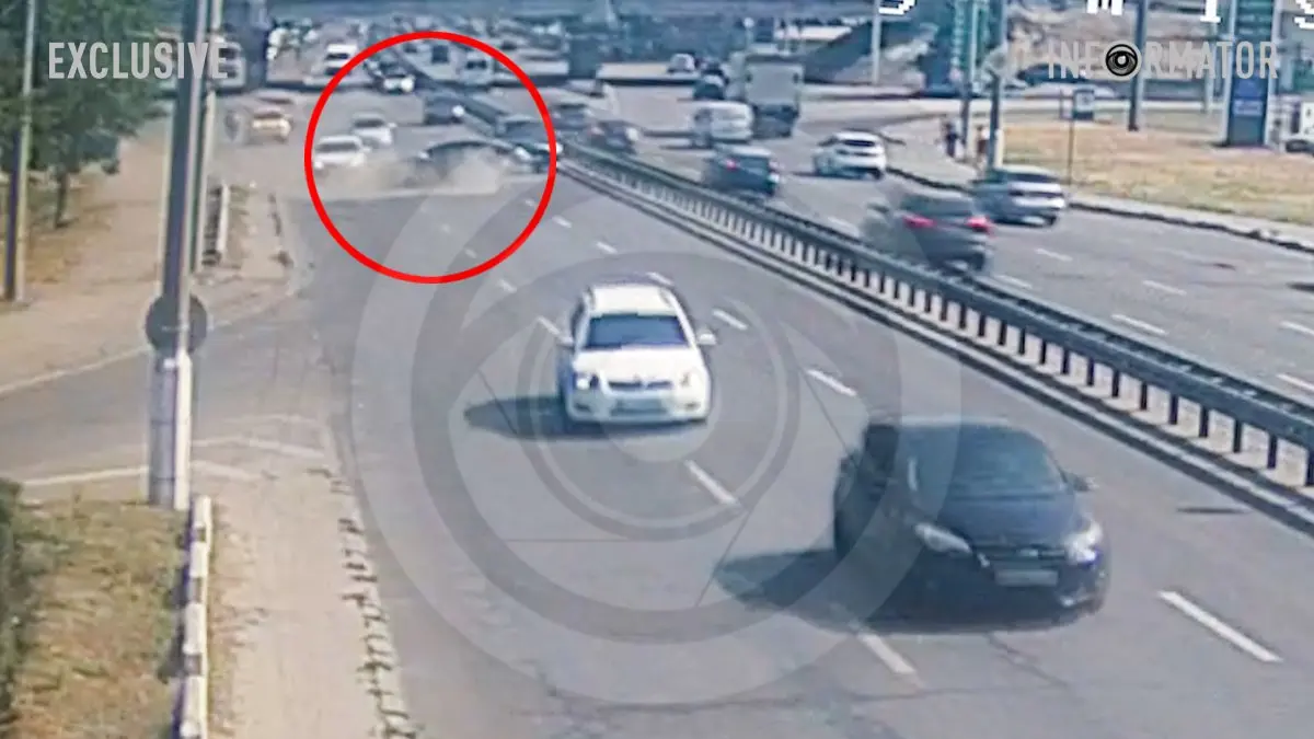 Відео моменту ДТП: у Дніпрі на Слобожанському Ford вдарив дві автівки та спричинив величезний затор