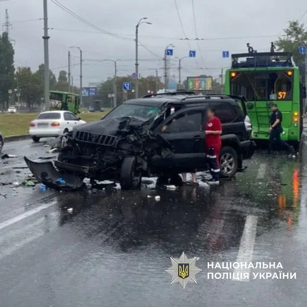 У Харкові зіткнулися автомобіль Toyota, тролейбус та автобус: постраждали восьмеро людей (фото)
