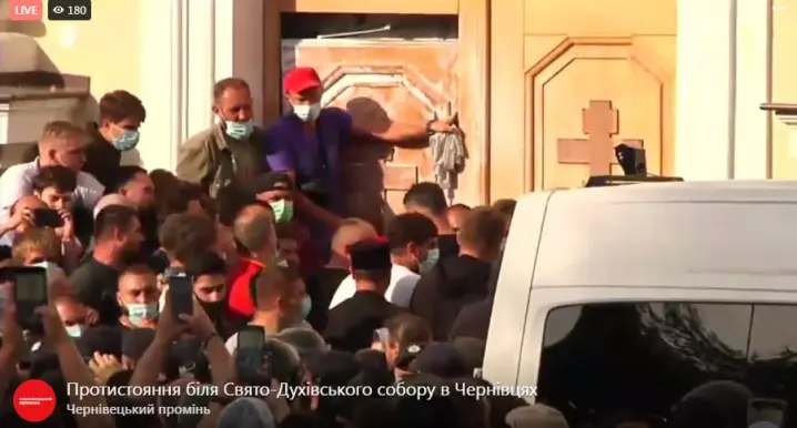 Двері Кафедрального собору намагаються штурмувати