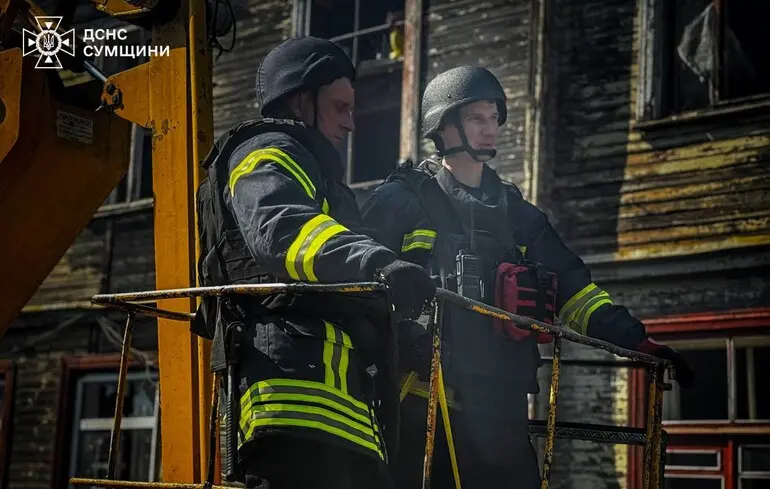 Росіяни знову вдарили дронами по Шостці, уразили медичний заклад та багатоповерхвки — ОВА