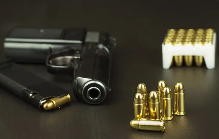 На вулиці в Чернівцях 14-річний підліток вистрілив собі в голову