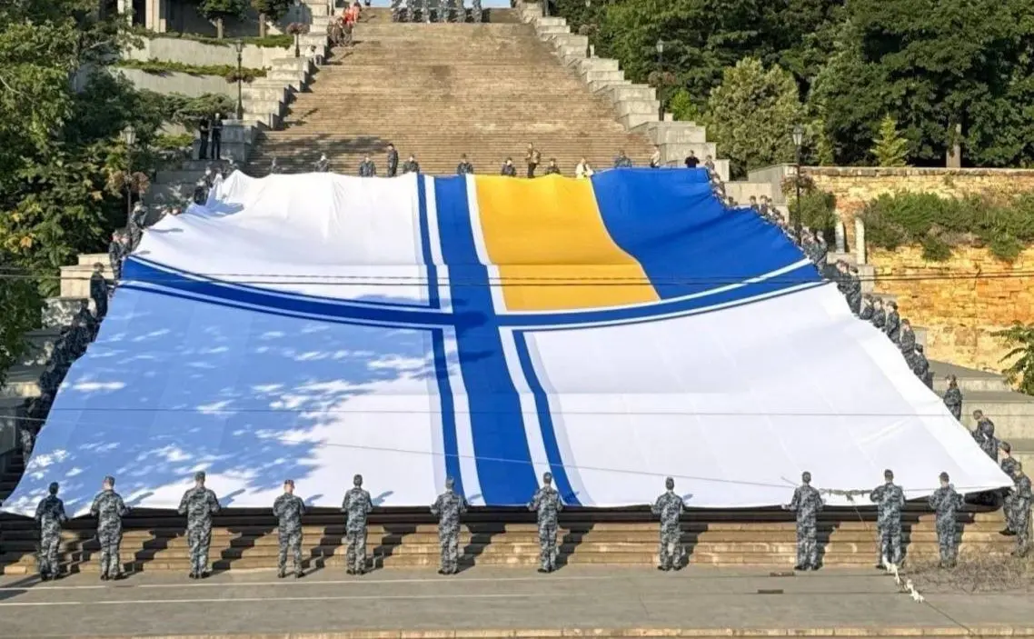 У День Військово-Морських Сил ЗСУ в Одесі розгорнули рекордний за розмірами прапор