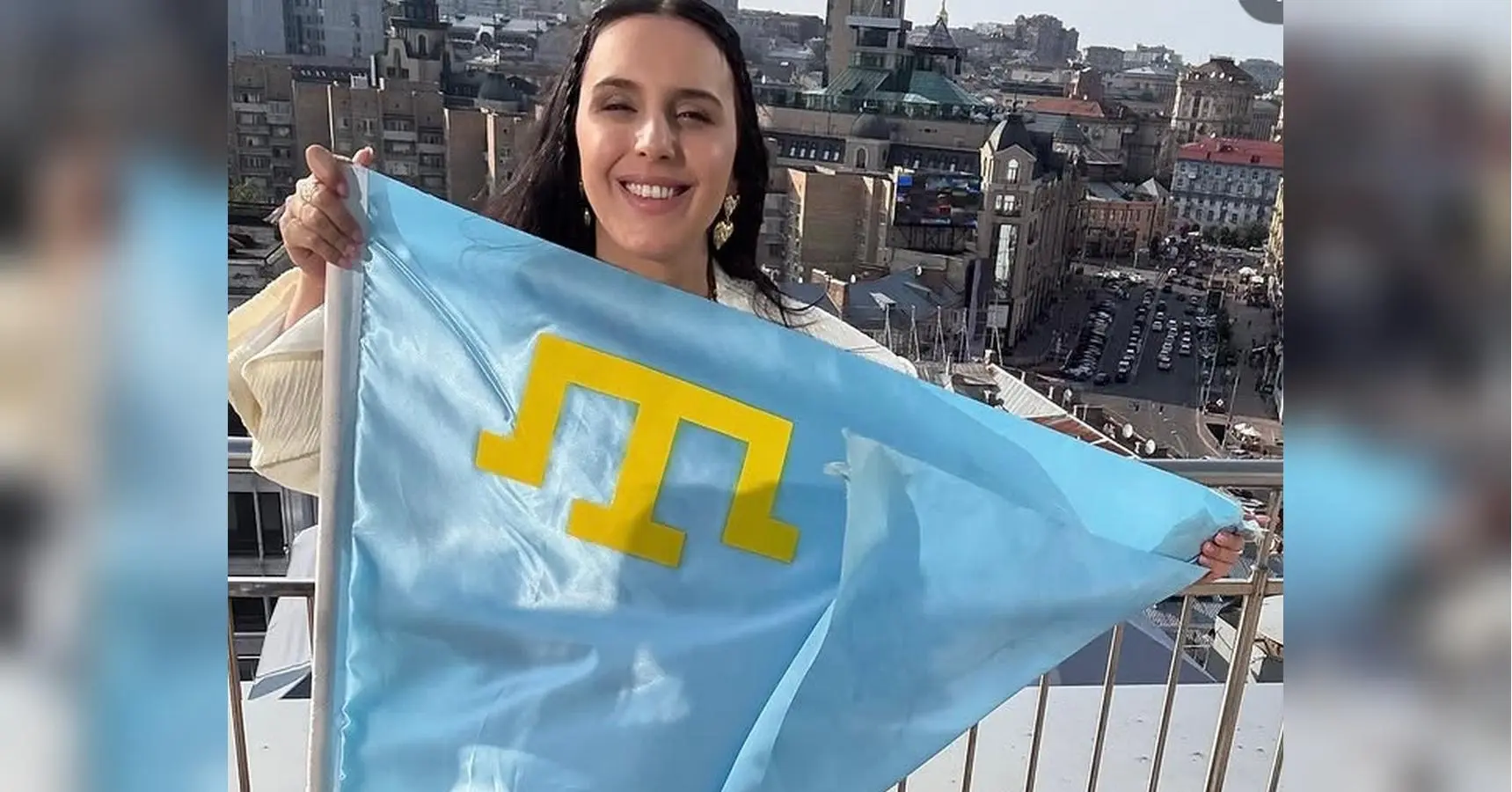 Обов’язково повернемося: Джамала розгорнула прапор на даху будинку