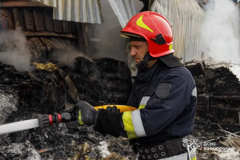 У Вінниці рятувальники ліквідували пожежу на другому поверсі підприємства, по якому росіяни вдарили дронами