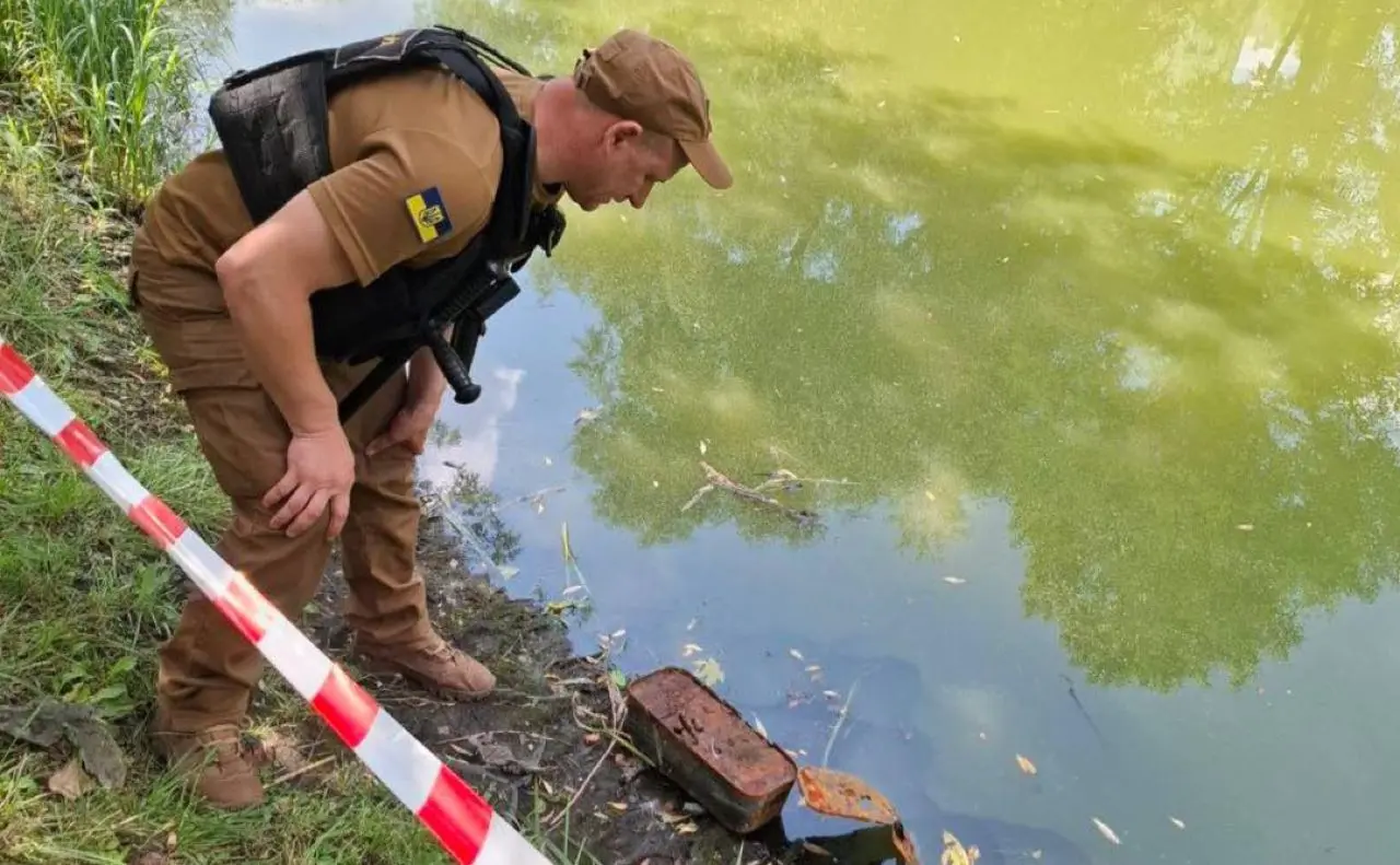 Біля озера в парку «Перемога» муніципали знайшли ящик з патронами