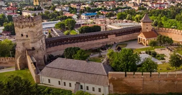 Вісім кольорів Луцька: підбірка визначних памʼяток від туристичного центру