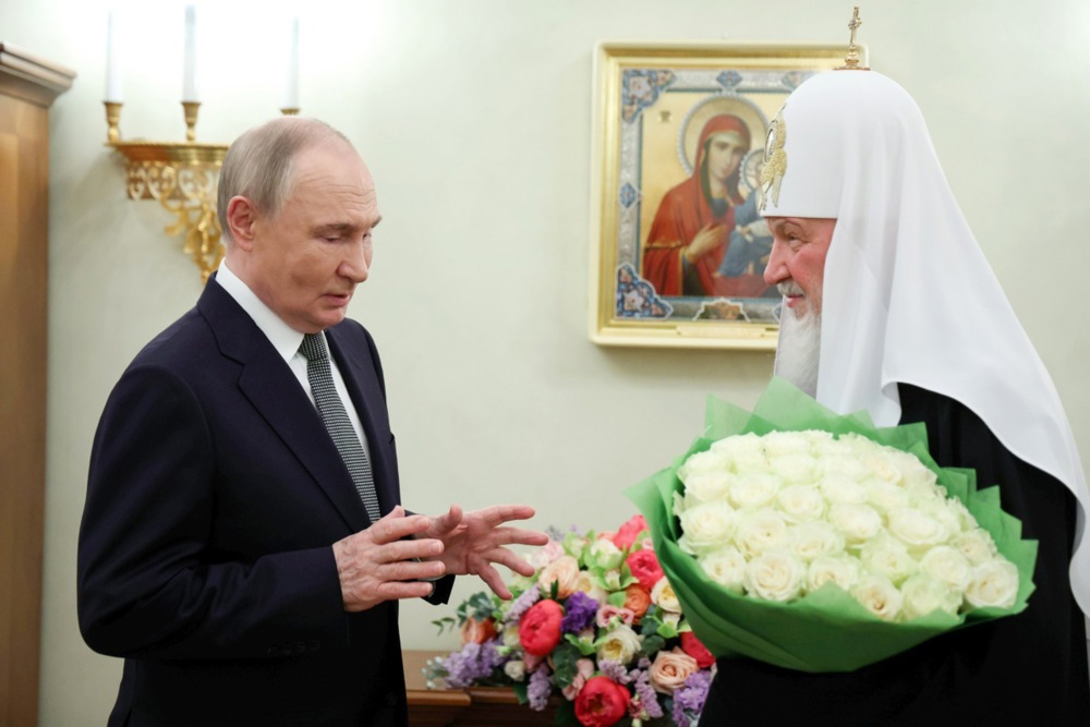 "Священники внушают". Россия вербует украинцев за границей через церкви – глава СВР