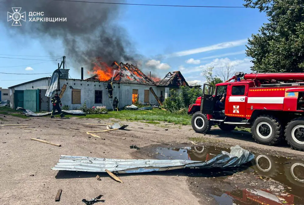 Авіаудари по Куп’янському району: пошкоджено будівлі, сталася пожежа (фото)
