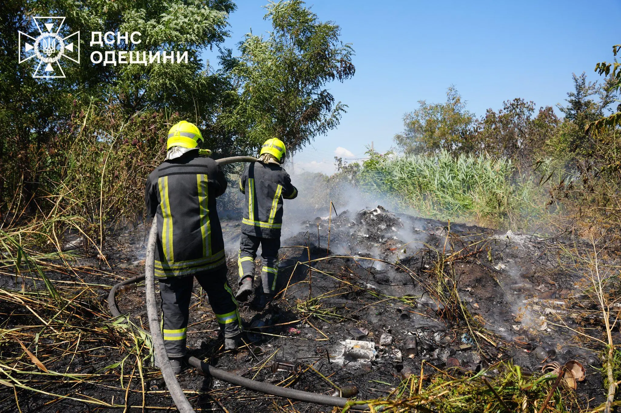 Майже 20 вогнеборців гасили масштабну пожежу на відкритій території в Одесі