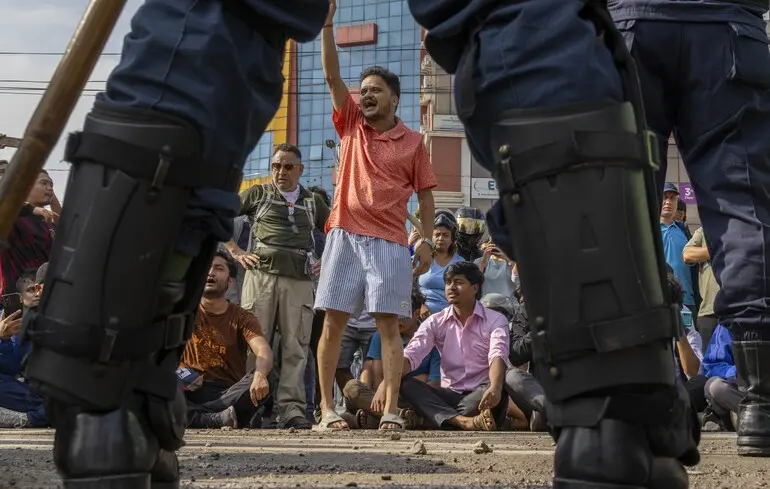 Протести у Непалі: премʼєр пішов у відставку, мітингарі підпалили резиденції лідерів країни 