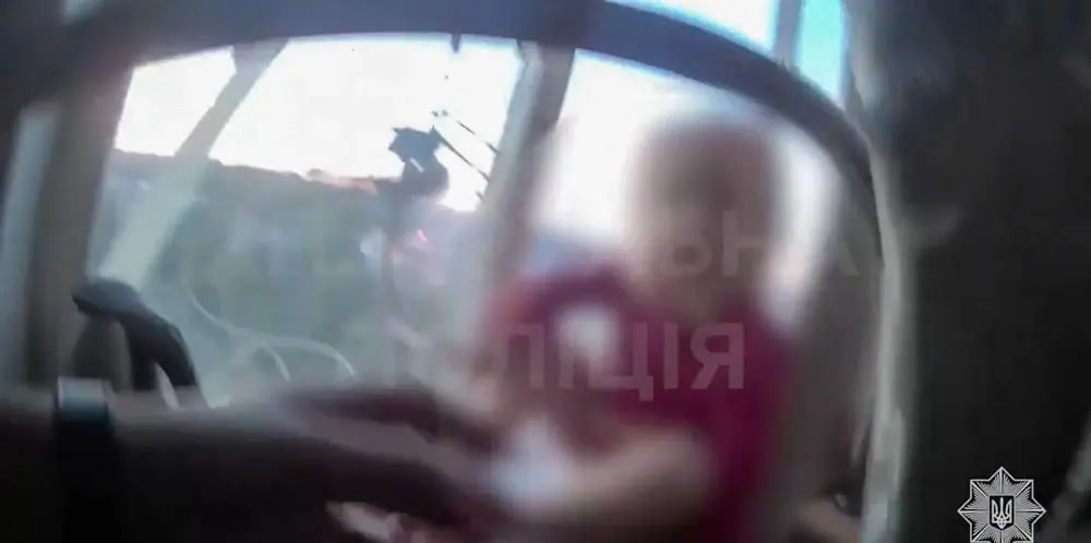 Поки мама спала поліціянтам довелося рятувати дитинку (відео)