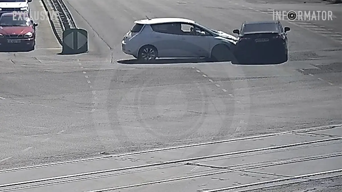 У Дніпрі на Запорізькому шосе Toyota влетіла у відбійник після зіткнення з Nissan: момент ДТП