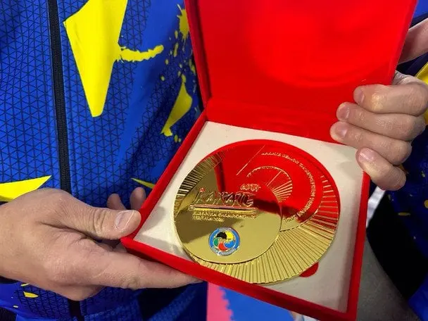 "Підтримка — це запорука сталого розвитку карате": у Львові бізнесмену та меценату Василю Костюку вручили символічну золоту медаль