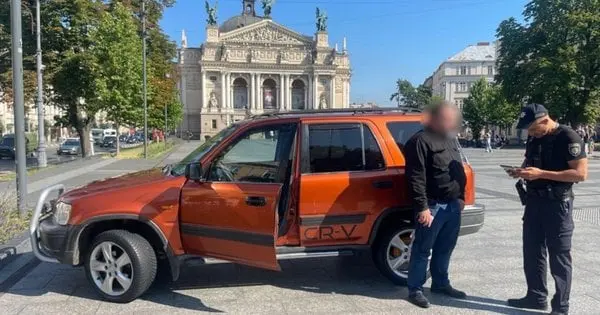 Іноземець на кросовері заїхав на пішохідну площу перед Оперним театром у Львові (фото)