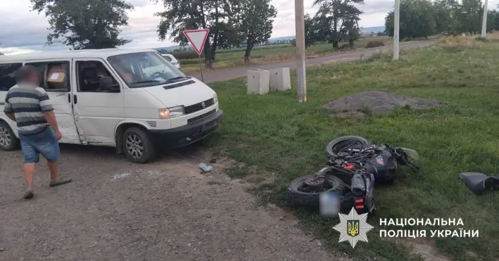 На Буковині 18-річного мотоцикліста госпіталізували після зіткнення з автомобілем