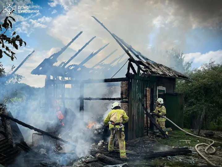 На Буковині дотла згоріла господарська будівля