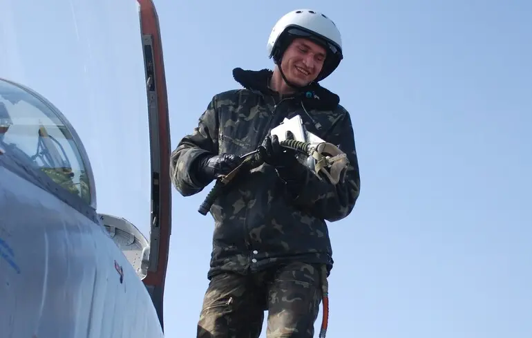 Зеленський присвоїв звання Героя України загиблому пілоту F-16 Максиму Устименку
