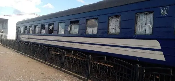 У Сумах обстрілом росіян пошкоджено пасажирський потяг на вокзалі