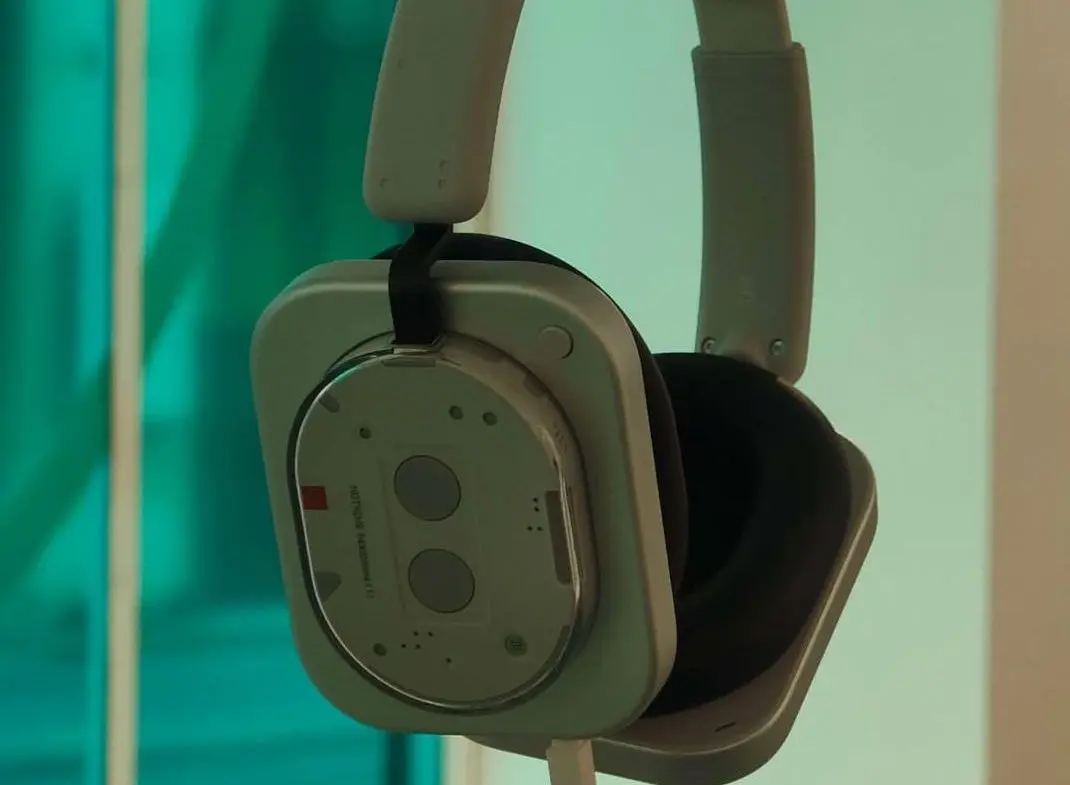 В мережі з’явились перші фото навушників Nothing Headphone 1