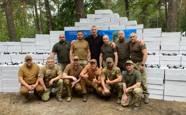 Віталій Кличко передав військовим від громади Києва 800 FPV-дронів різних типів