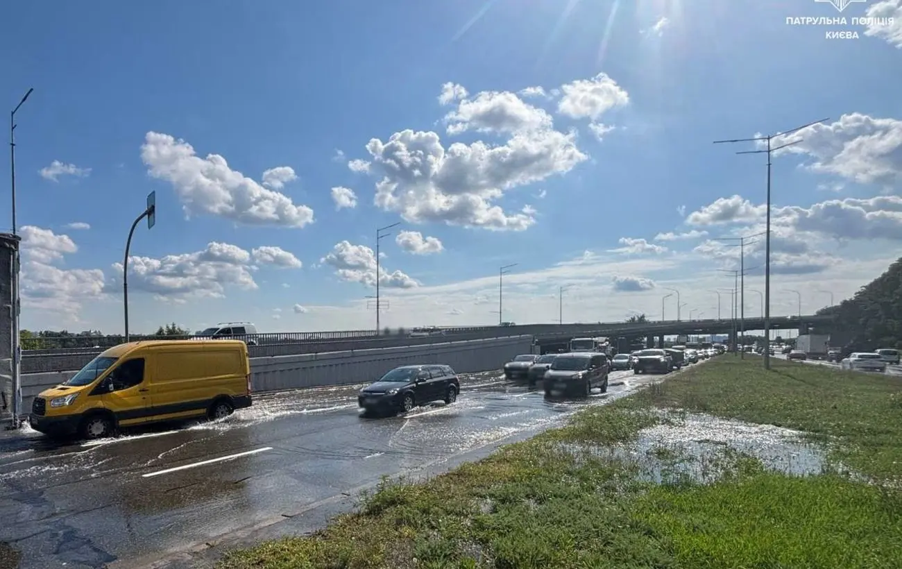 У Києві частково ускладнено рух транспорту на Набережному шосе: що сталося