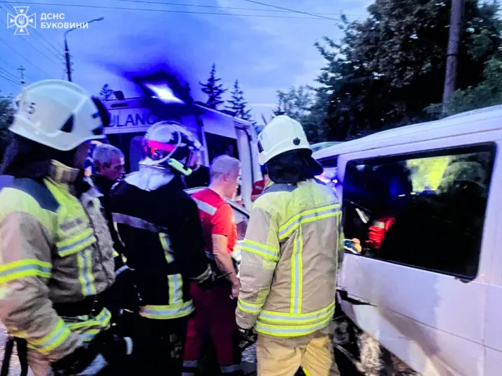 У Заставні водій Lincoln влетів у інше авто. Водія буса витягнули рятувальники