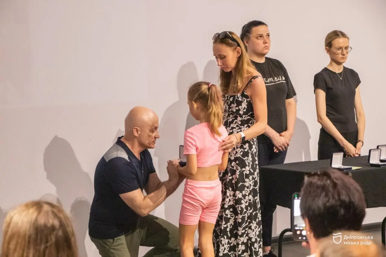 У Дніпрі вручили медалі «Захисник Вітчизни» родинам 17 загиблих військових