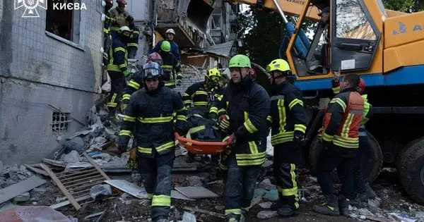 Кількість загиблих унаслідок російського удару по Києву зросла до 27