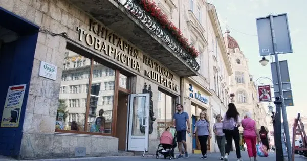 На фасад львівської книгарні Наукового товариства Шевченка повернули історичну вивіску