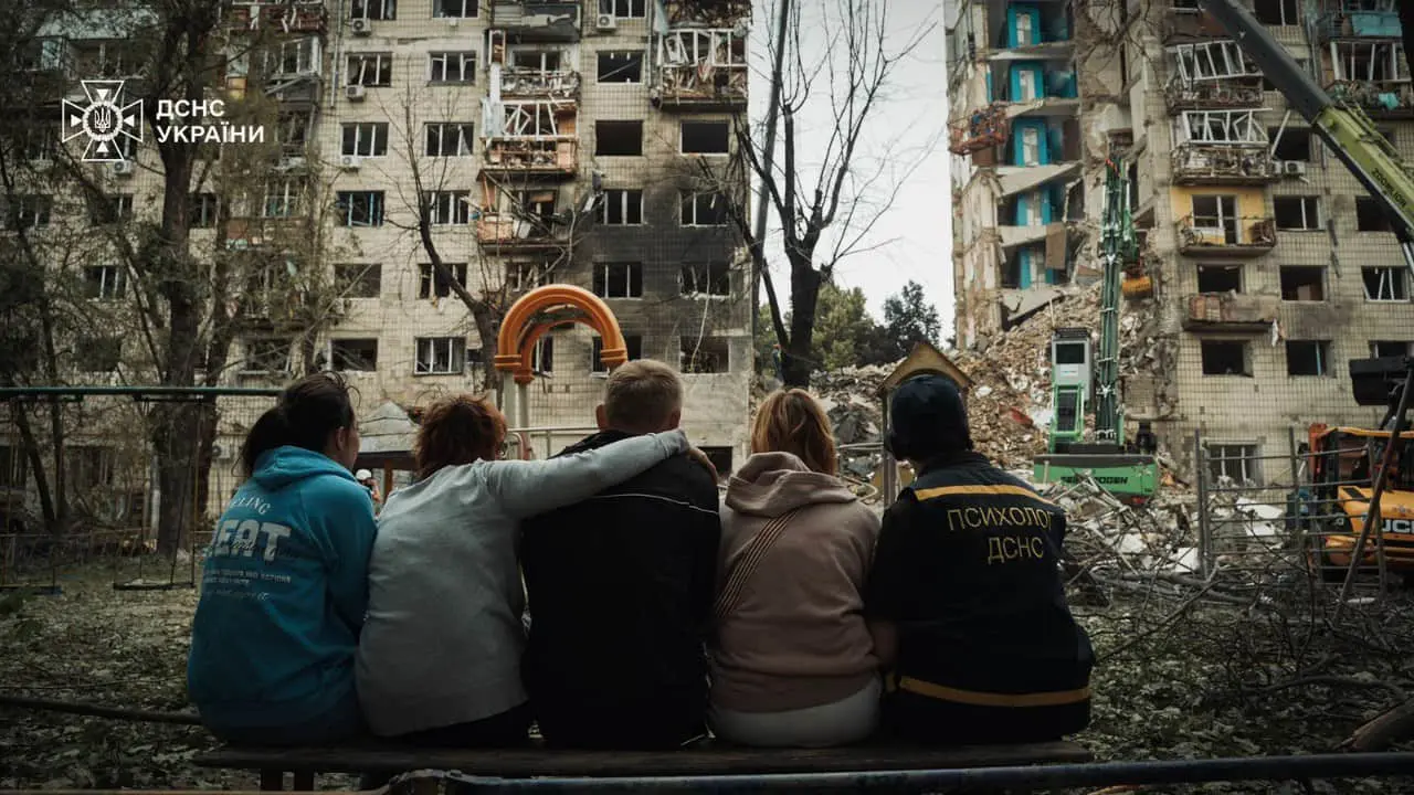 Іноземні дипломати відвідали знищений Росією дім у Солом&#700;янському районі Києва