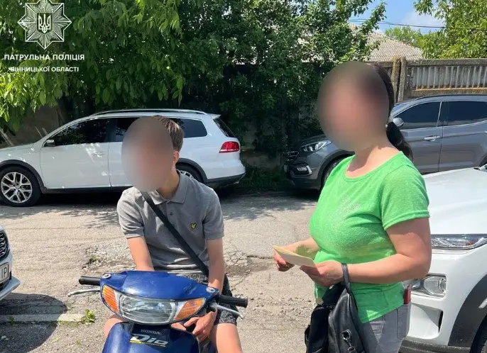У Вінниці патрульні викликали маму до неповнолітнього водія, який порушив ПДР