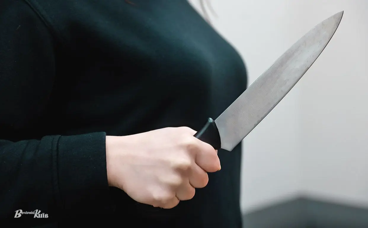 У Києві жінка «під кайфом» влучно метнула ножа у груди співмешканця