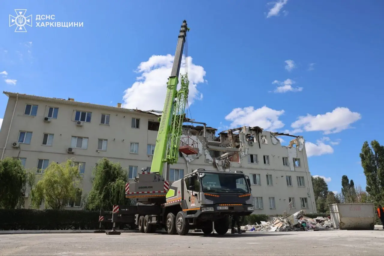 Рятувальники завершили аварійно-рятувальні роботи у будинку в Харкові, який став ціллю ворожої атаки (фото)