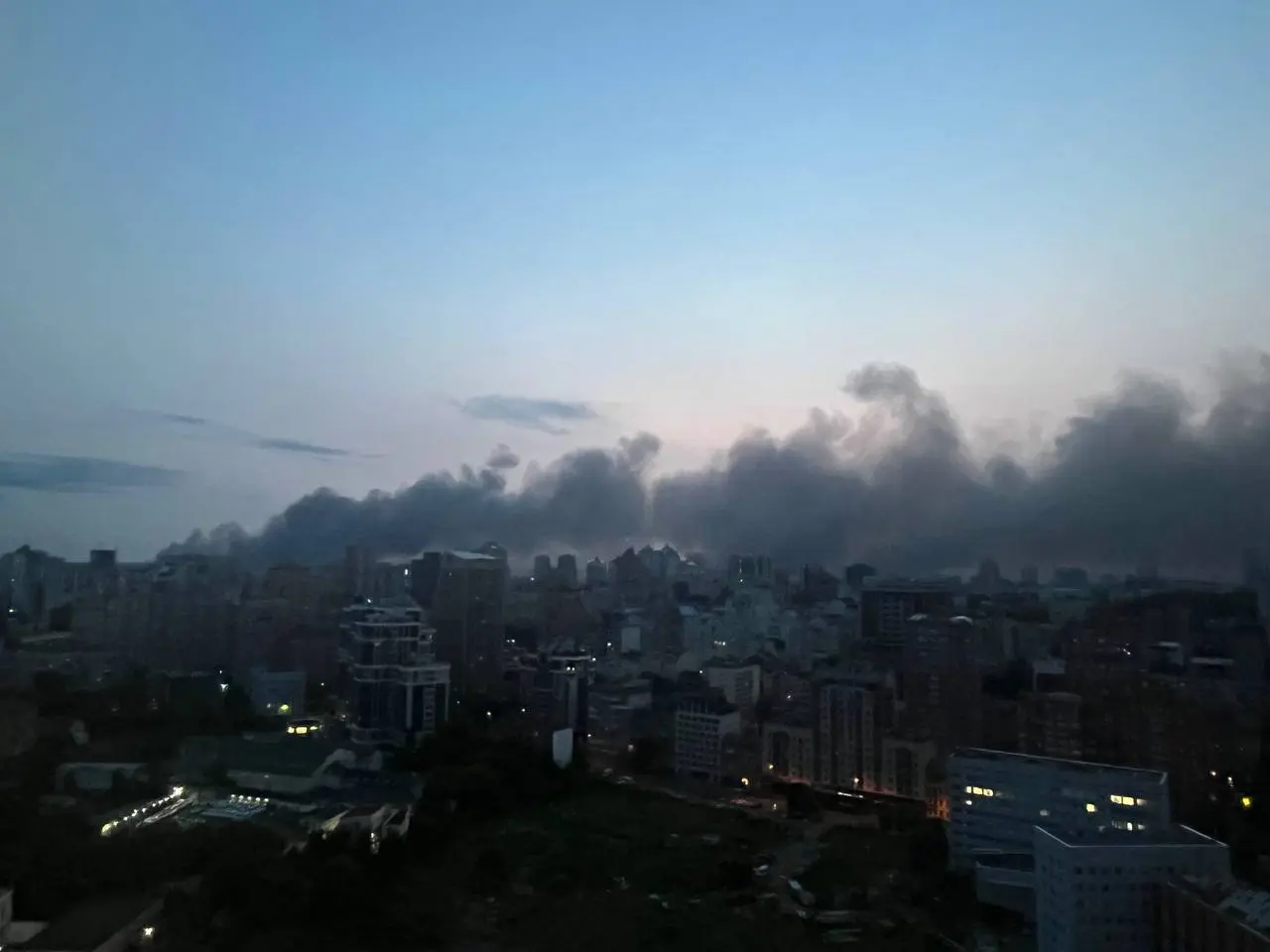 Внаслідок масованої ворожої атаки в багатьох районах Києва є пошкодження та пожежі