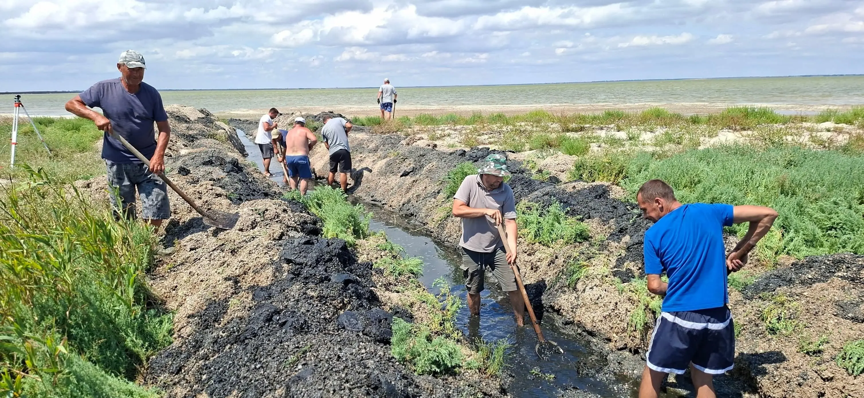 На Одещині вручну розчистили протоку між лиманами Малий Сасик і Шагани
