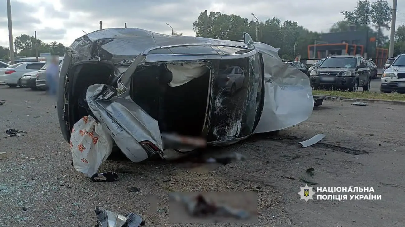 У Полтаві "Тесла" влетіла у стоянку – п’ятеро постраждалих