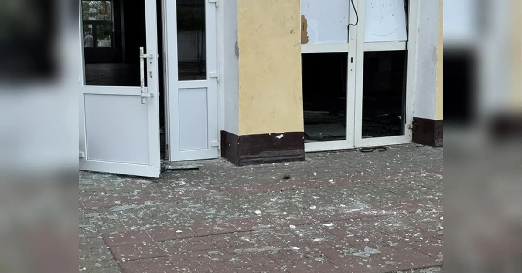 Залізничний вокзал у Полтаві постраждав внаслідок нічного удару ворога (фото, відео)