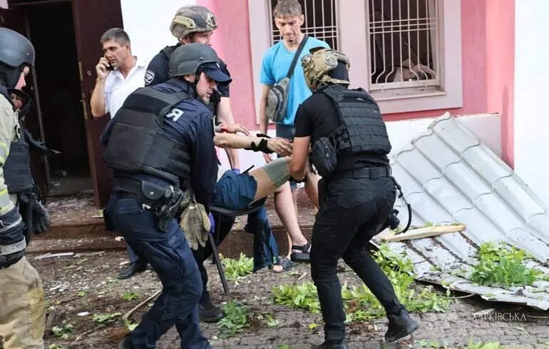 Внаслідок вечірнього удару по Харкову загинула керівниця дитячої залізниці