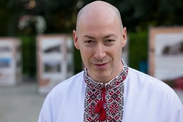 Дмитро Гордон замилував фото зі свого дитинства, де позує на руках у мами