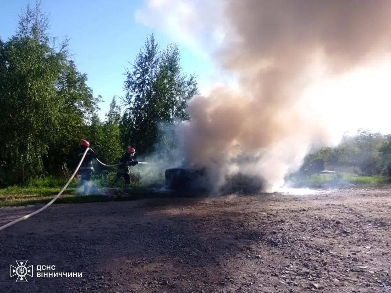 На Вінниччині горіла ферма, а вогонь з електромопеда перекинувся на хату