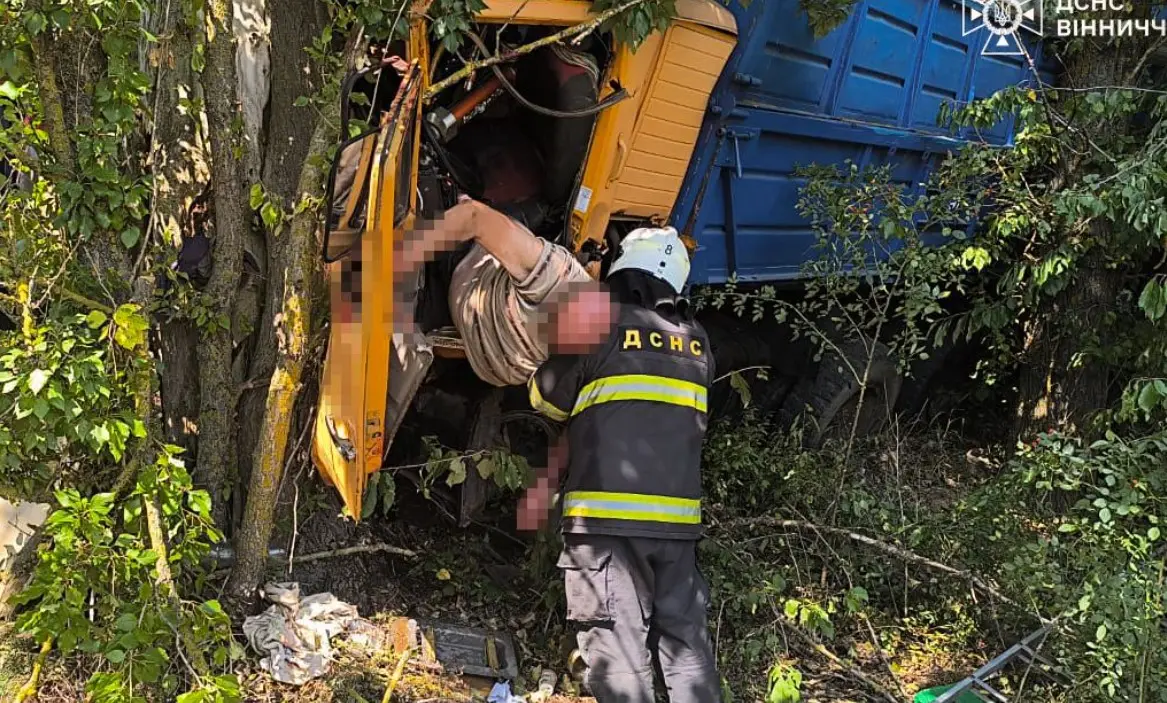 Рятувальники деблокували водія з понівеченої вантажівки на Вінниччині