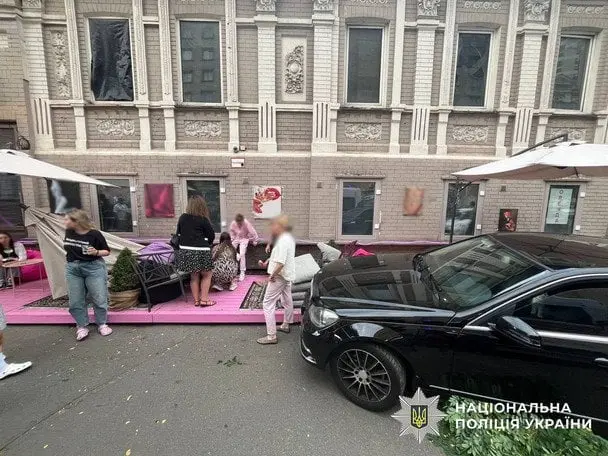 У Києві Mercedes протаранив літню терасу кафе: хто був за кермом (фото)