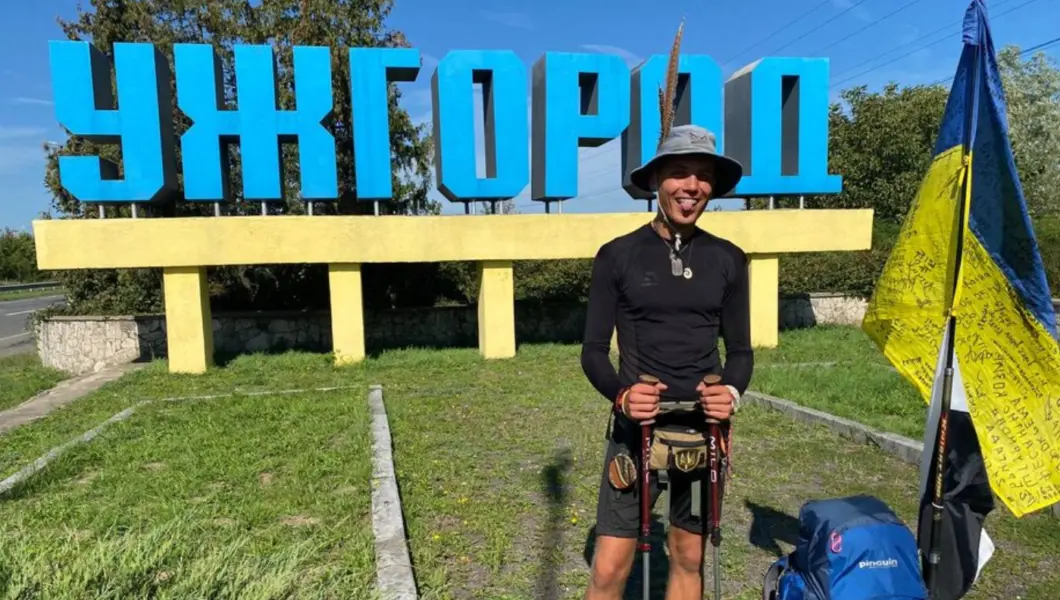 Волонтер з Дніпра пройшов пішки понад 2000 км заради збору для військових